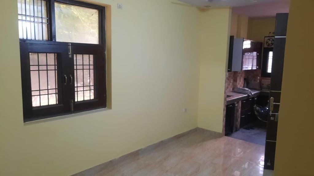 Residential Property 100yard 2BHK Floor For Sale In Rajouri Garden