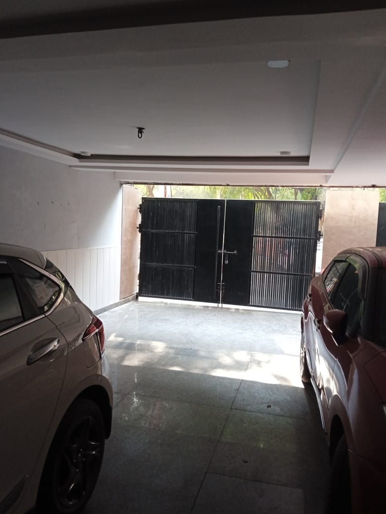 150 YARD RESIDENTIAL FLOOR FOR SALE IN KIRTI NAGAR