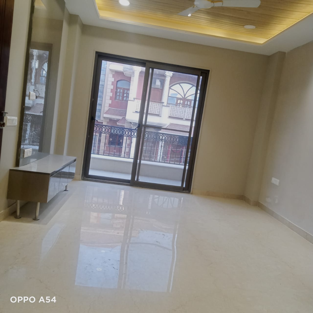 300 YARD RESIDENTIAL FLOOR FOR SALE IN KIRTI NAGAR