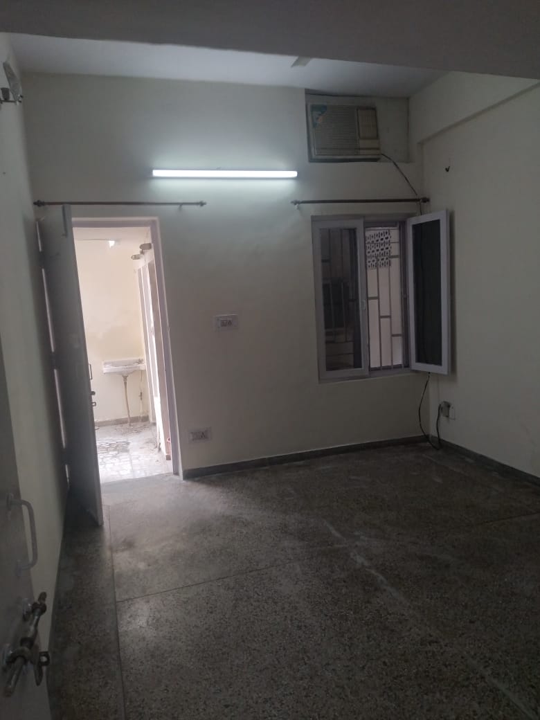 150 YARD RESIDENTIAL FLOOR FOR SALE IN NARAINA VIHAR
