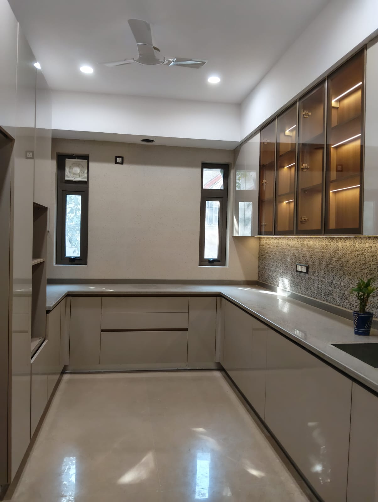 200 YARD RESIDENTIAL FLOOR FOR SALE IN KIRTI NAGAR