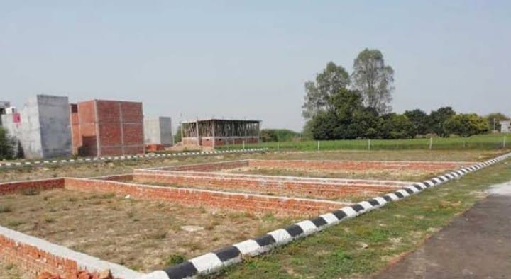35 - 50 YARD RESIDENTIAL BUILDING FOR SALE IN NARAINA VILLAGE