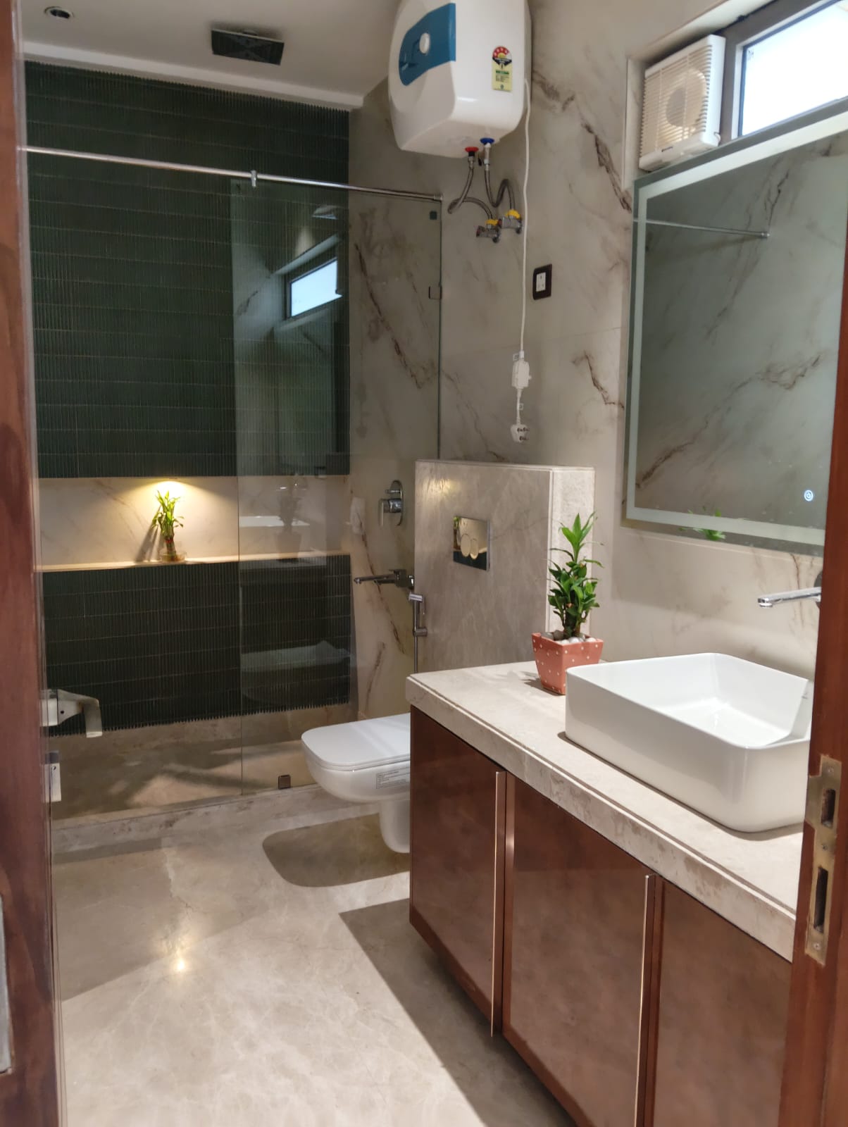200 YARD RESIDENTIAL FLOOR FOR SALE IN KIRTI NAGAR