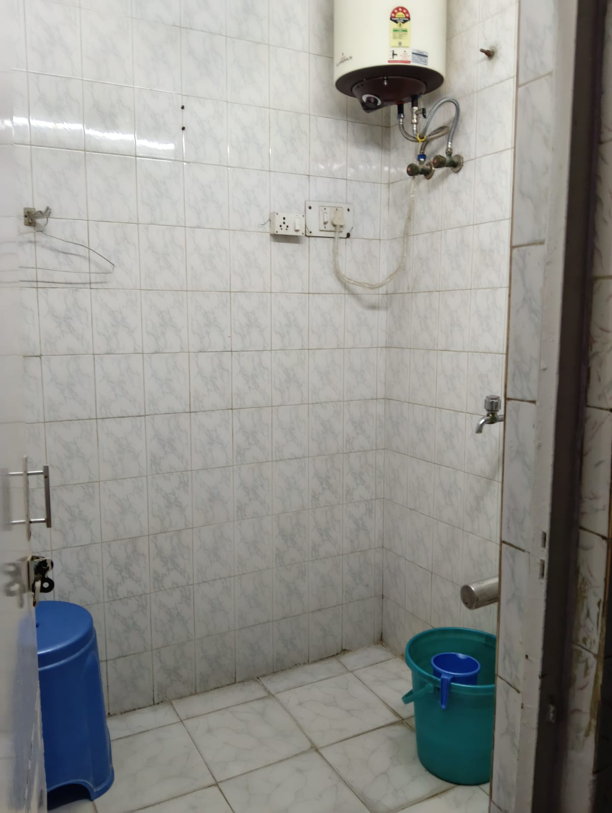 125 YARD RESIDENTIAL FLOOR FOR LEASE IN NARAINA VIHAR