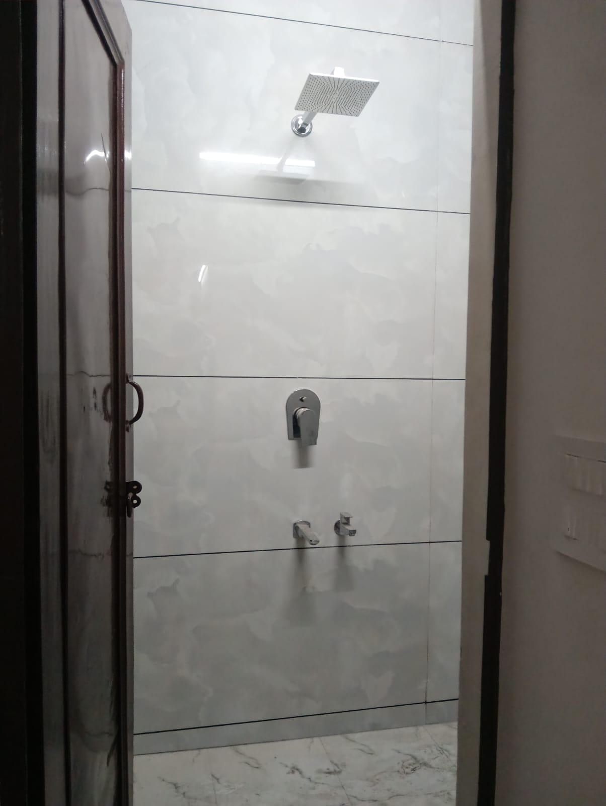 200 YARD RESIDENTIAL FLOOR FOR LEASE IN NARAINA VIHAR