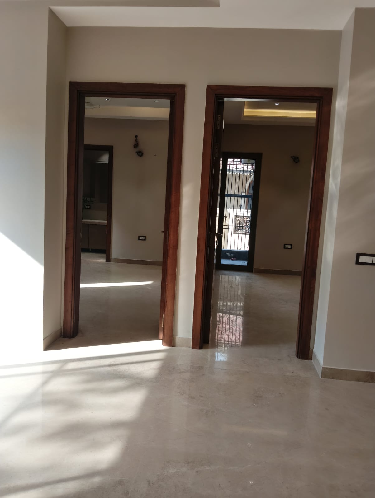 200 YARD RESIDENTIAL FLOOR FOR SALE IN KIRTI NAGAR