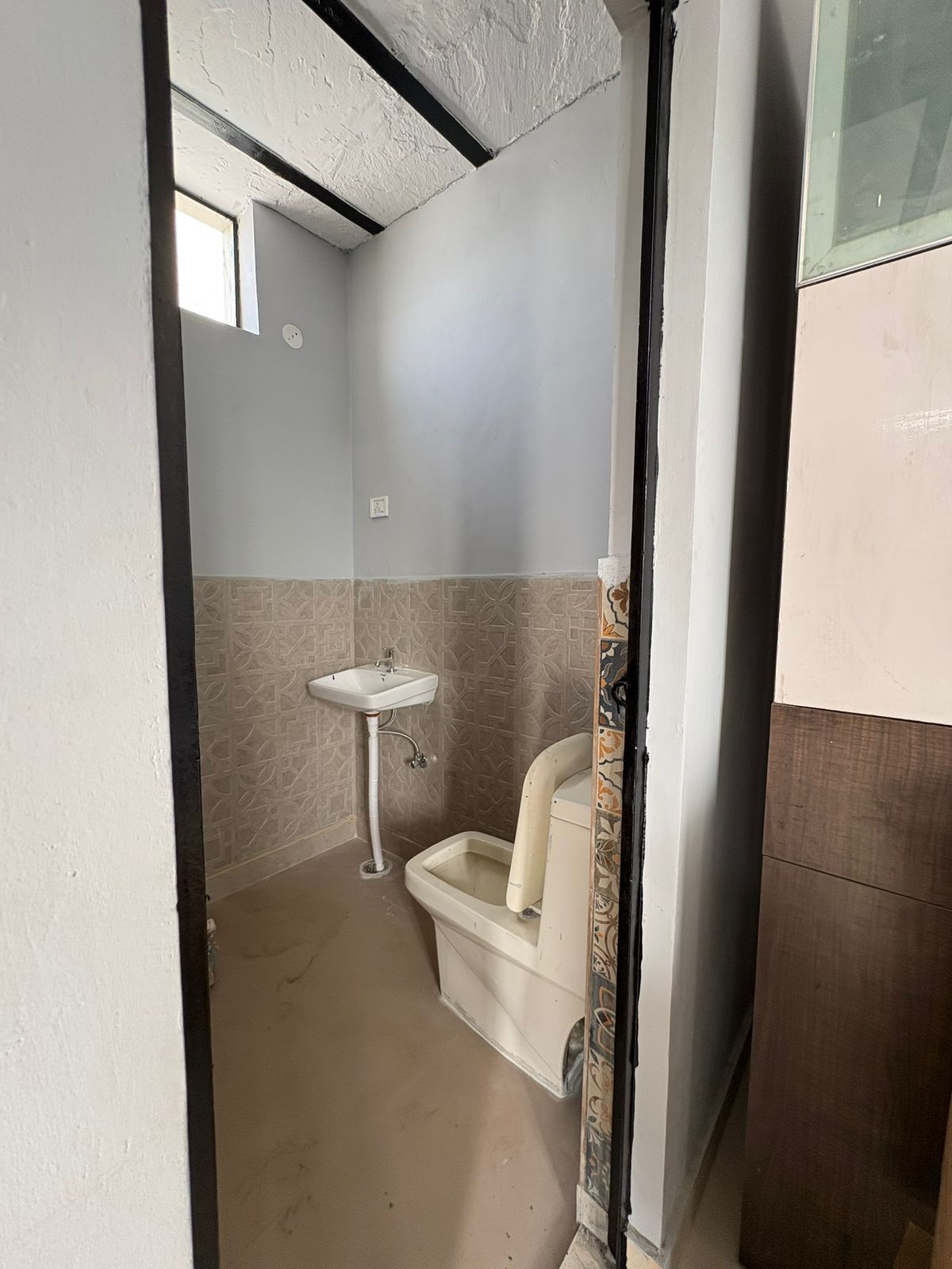 1BHK RESIDENTIAL FLOOR FOR LEASE IN NARAINA