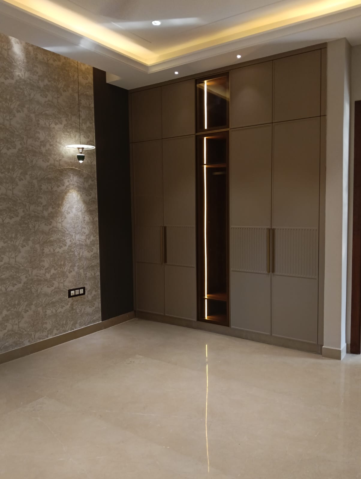 200 YARD RESIDENTIAL FLOOR FOR SALE IN KIRTI NAGAR