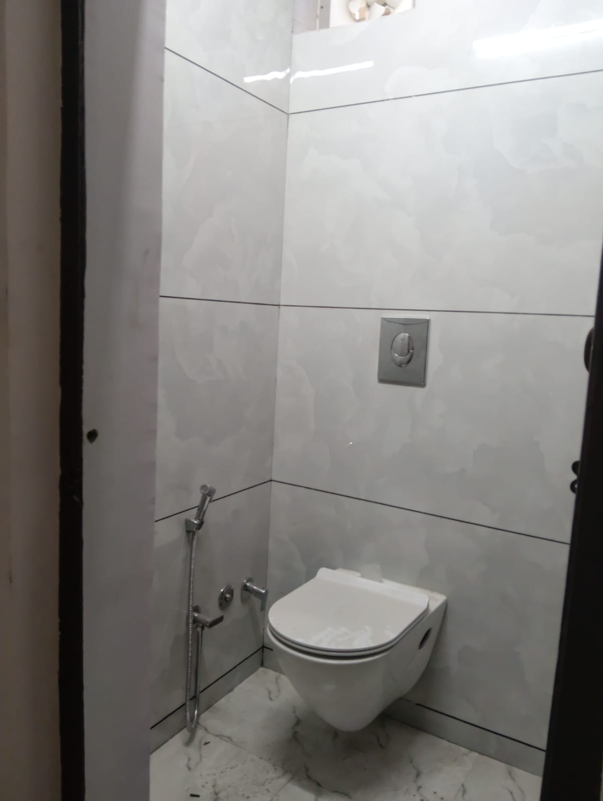 200 YARD RESIDENTIAL FLOOR FOR LEASE IN NARAINA VIHAR