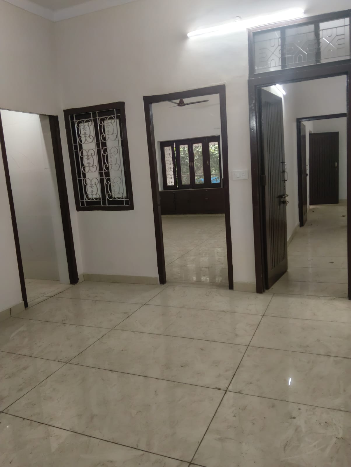 200 YARD RESIDENTIAL FLOOR FOR LEASE IN NARAINA VIHAR