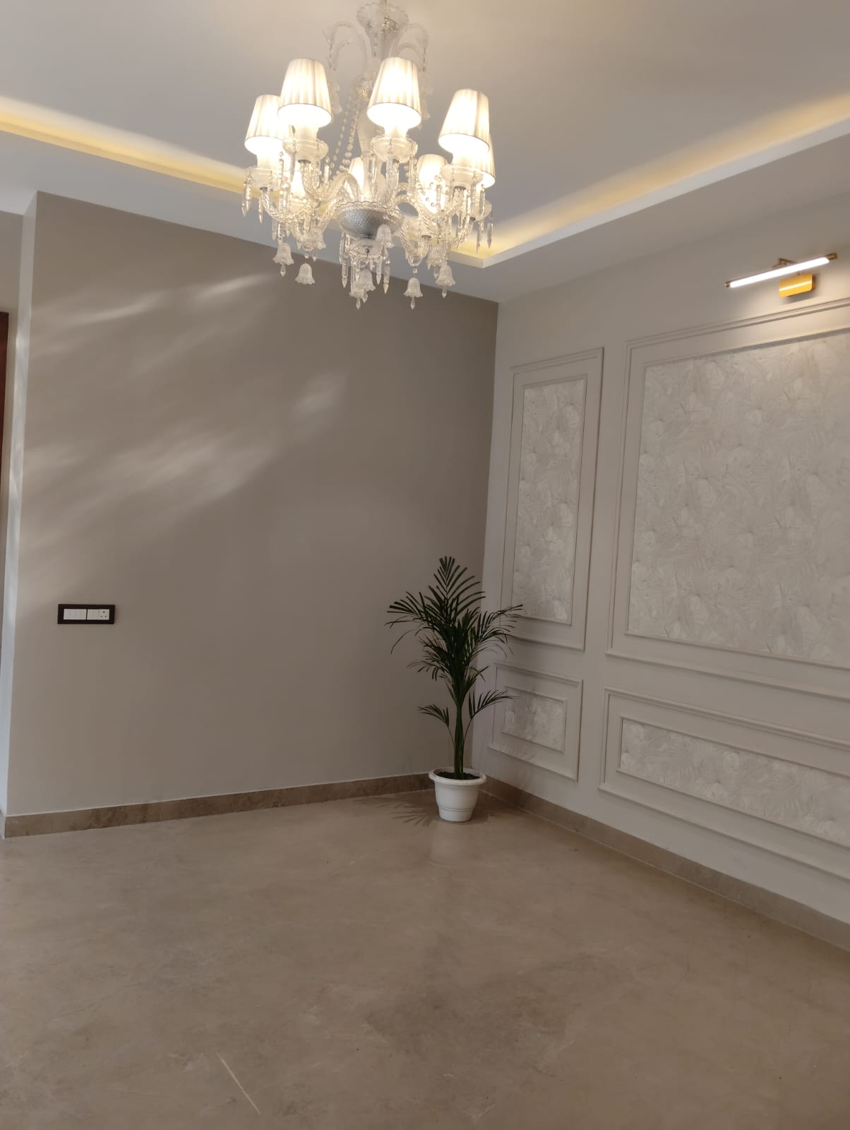 200 YARD RESIDENTIAL FLOOR FOR SALE IN KIRTI NAGAR