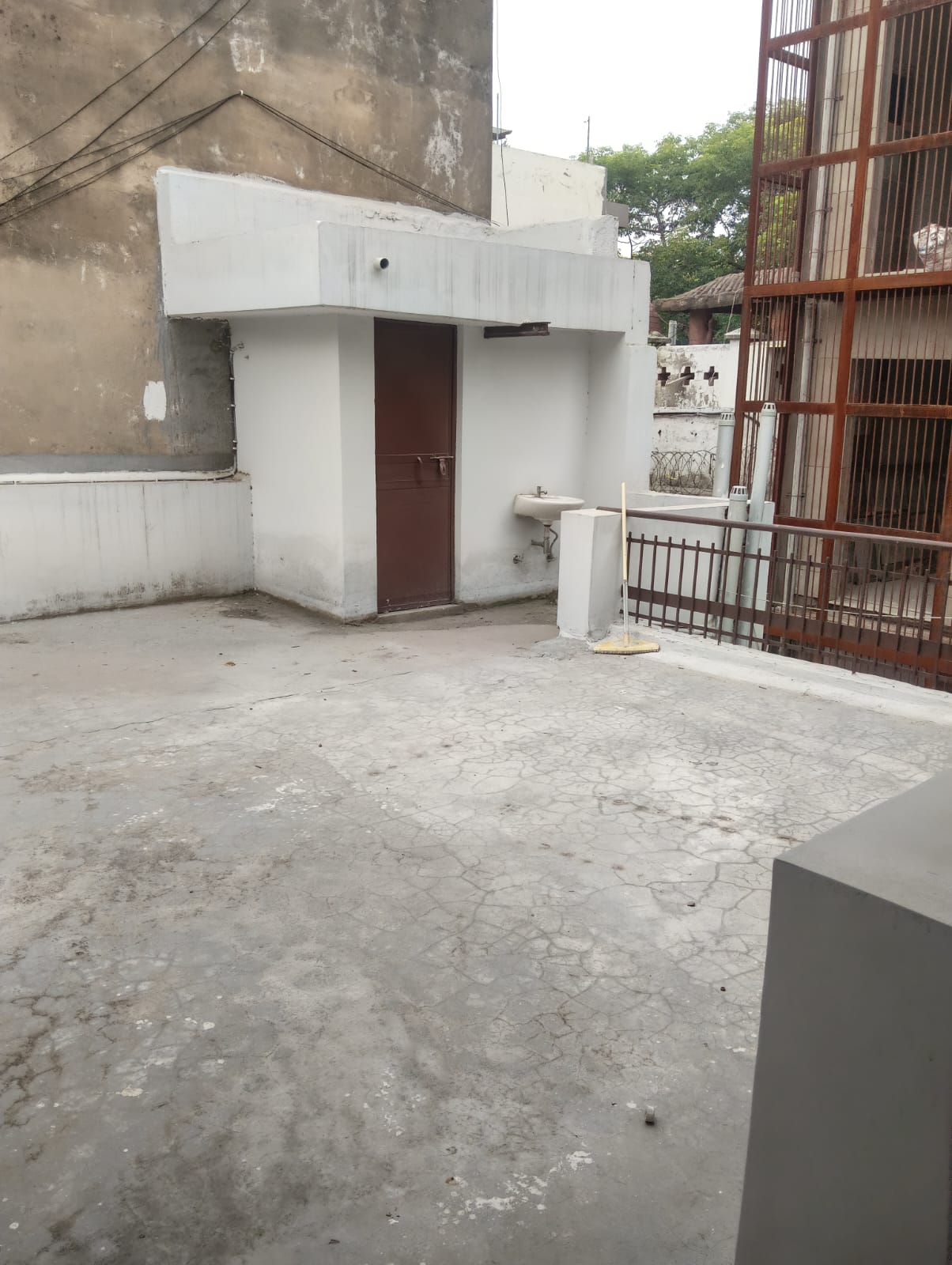 200 YARD RESIDENTIAL FLOOR FOR LEASE IN NARAINA VIHAR