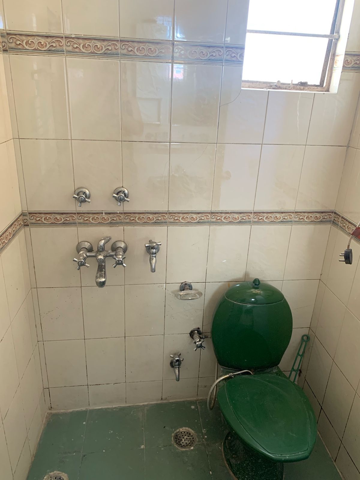 200 YARD RESIDENTIAL FLOOR FOR LEASE IN NARAINA VIHAR