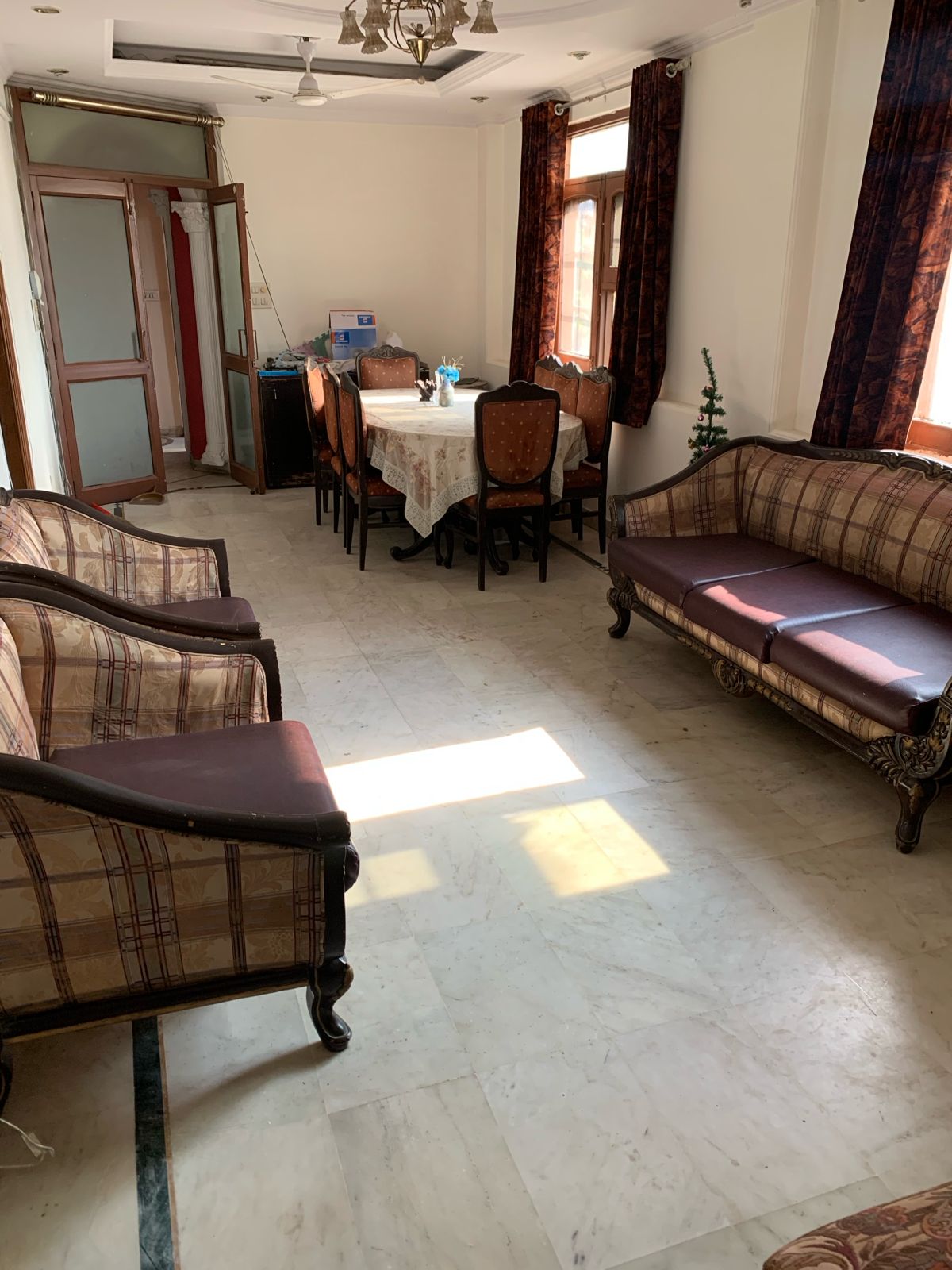 200 YARD RESIDENTIAL FLOOR FOR LEASE IN NARAINA VIHAR