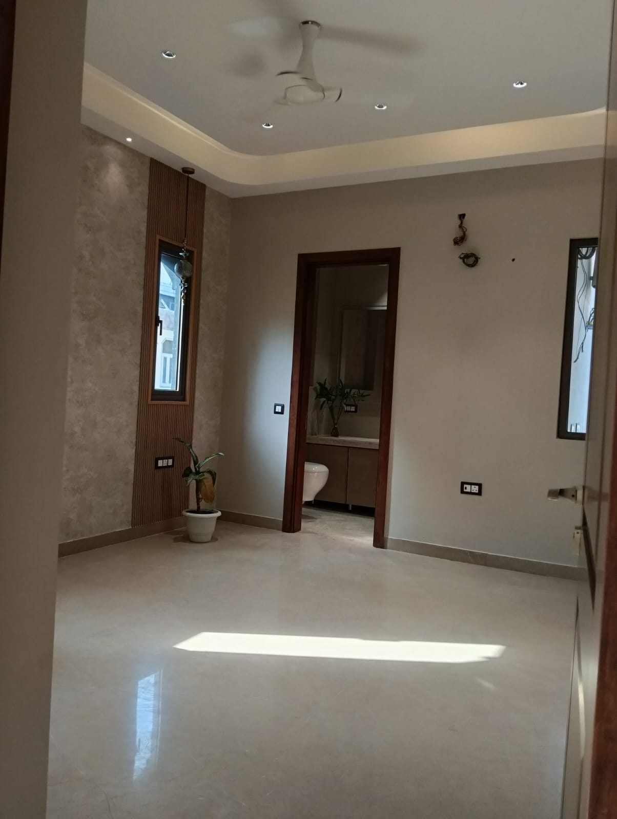 200 YARD RESIDENTIAL FLOOR FOR SALE IN KIRTI NAGAR