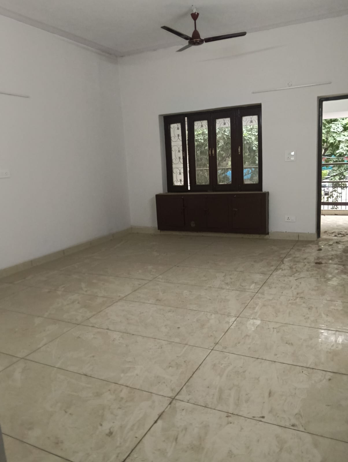 200 YARD RESIDENTIAL FLOOR FOR LEASE IN NARAINA VIHAR