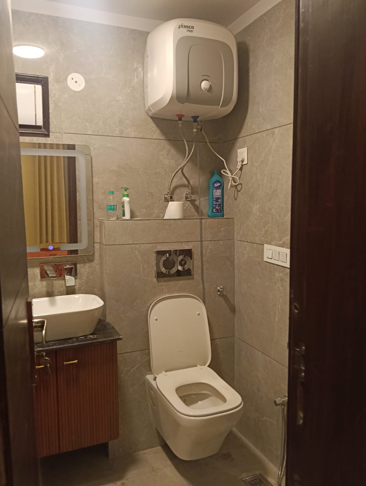 200 YARD RESIDENTIAL FLOOR FOR LEASE IN NARAINA VIHAR