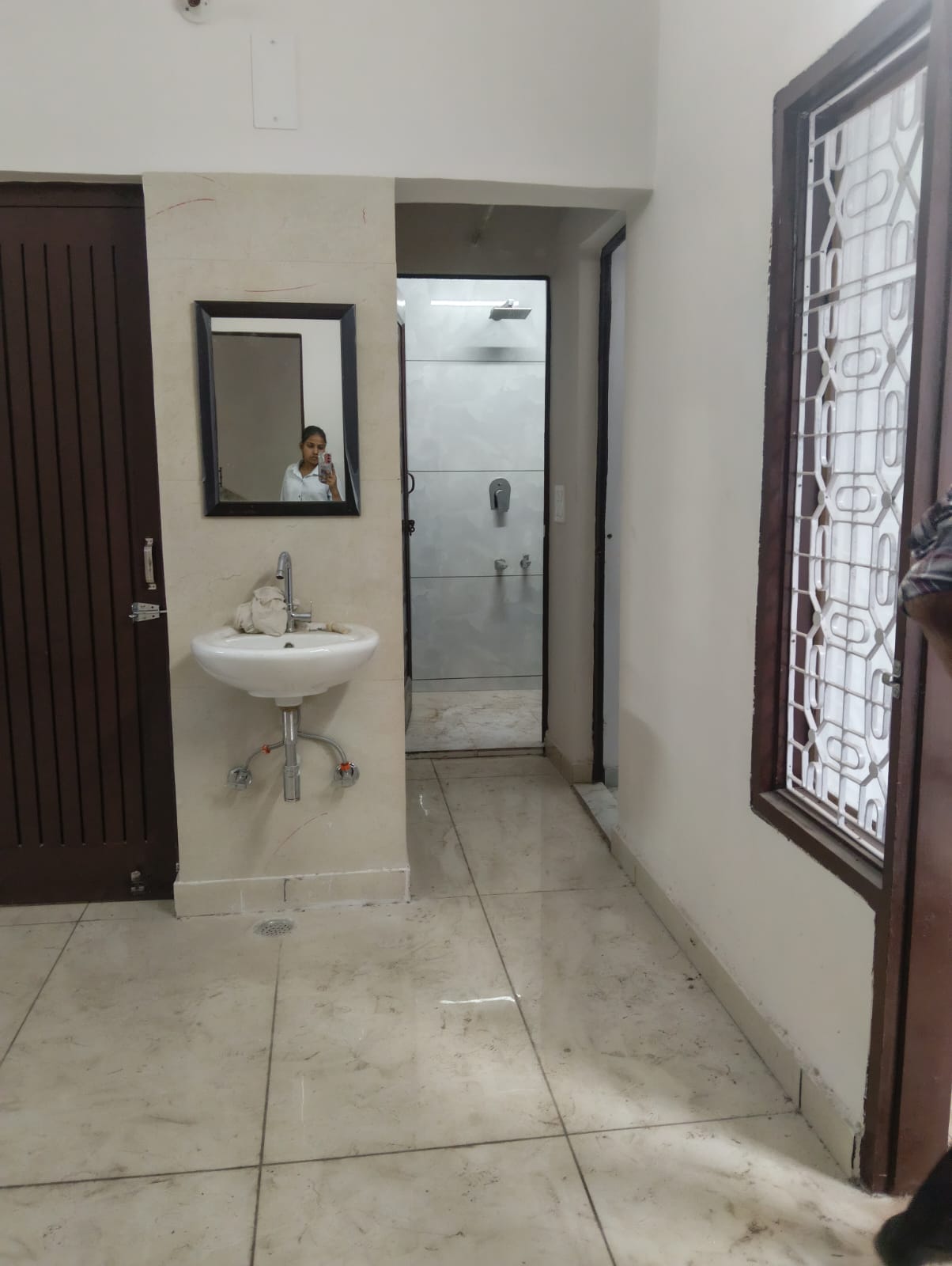 200 YARD RESIDENTIAL FLOOR FOR LEASE IN NARAINA VIHAR