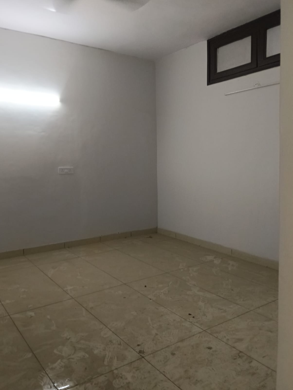 200 YARD RESIDENTIAL FLOOR FOR LEASE IN NARAINA VIHAR