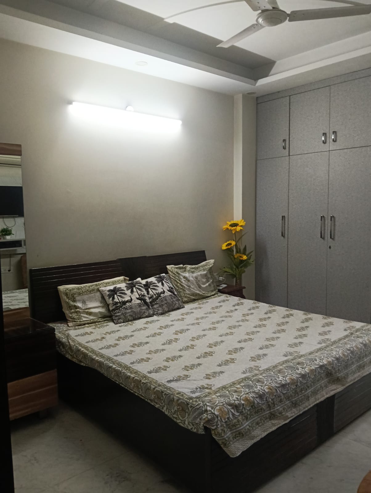 125 YARD RESIDENTIAL FLOOR FOR SALE IN NARAINA VIHAR