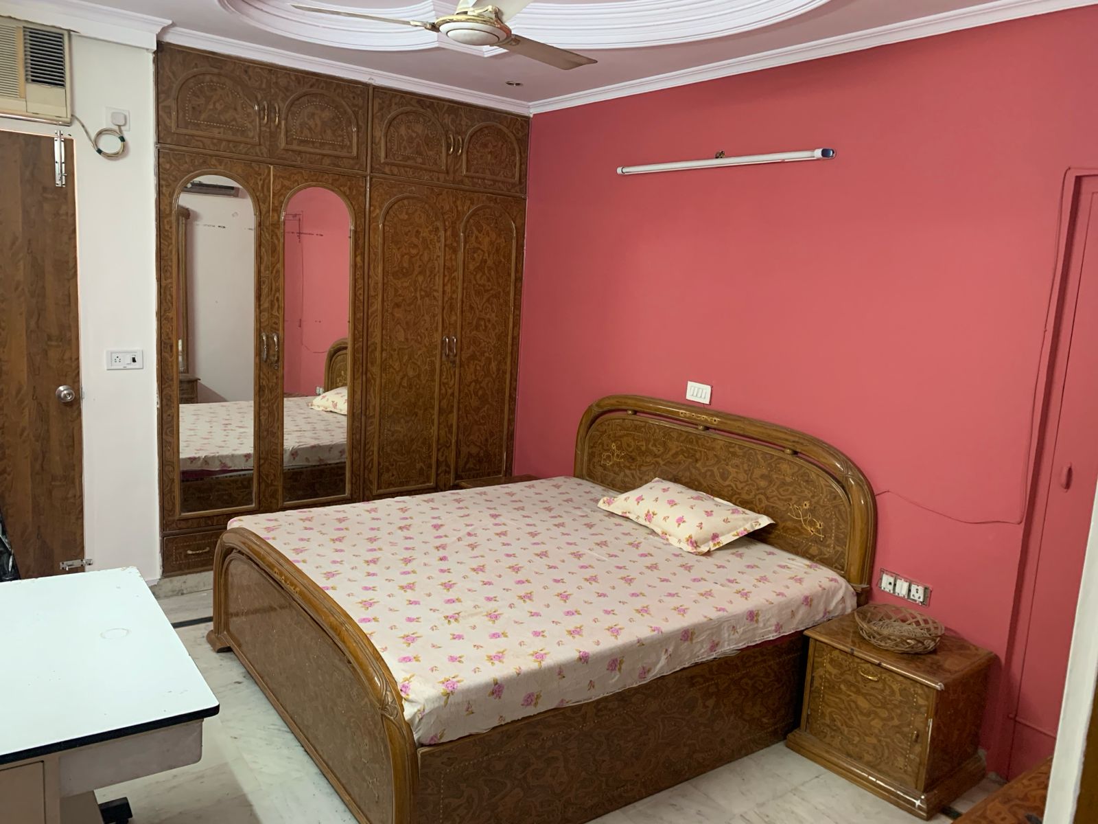 200 YARD RESIDENTIAL FLOOR FOR LEASE IN NARAINA VIHAR
