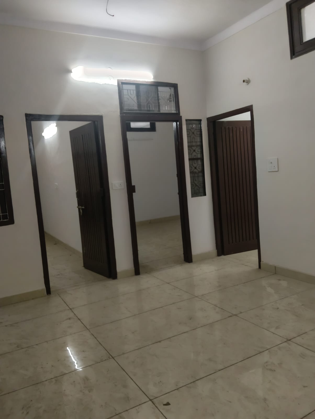 200 YARD RESIDENTIAL FLOOR FOR LEASE IN NARAINA VIHAR